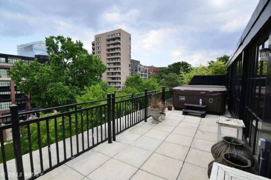 Penthouse with 2 levels & private rooftop with multiple sides and hot tub with view of US Capitol! Please note that the propane grill & hot tub on the terrace/from pictures ARE NOT AVAILABLE FOR GUEST USE BECAUSE OF UPDATED CONDO ASSOCIATION RULES