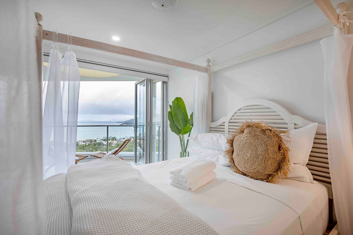 Popular Airbnb listing: The Top Floor Luxury accomodation for 2, Spa Bath in Airlie Beach