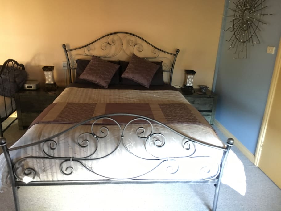 Drift to sleep to the sound of waves lapping at the foot of the cliff from your comfortable forged-steel Queenbed with quality linen and choice of pillows.
