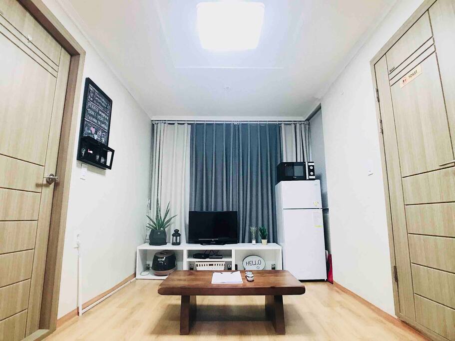 (거실겸 주방) a living room