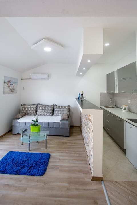 Successful Airbnb property: 300 m beach/large balcony/A9 in Budva Polje