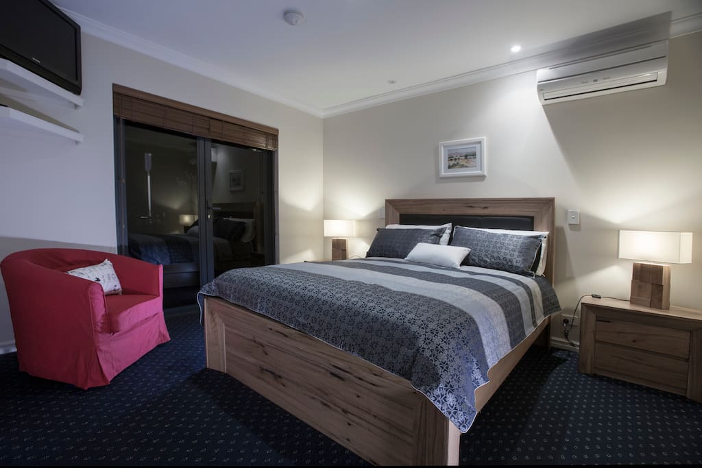 RIVER VIEW ROOM.
Furnished room with Queen Bed private en suite, electronic safe and walk in robe. Doors open onto veranda looking over to River Murray with BBQ facilites and table