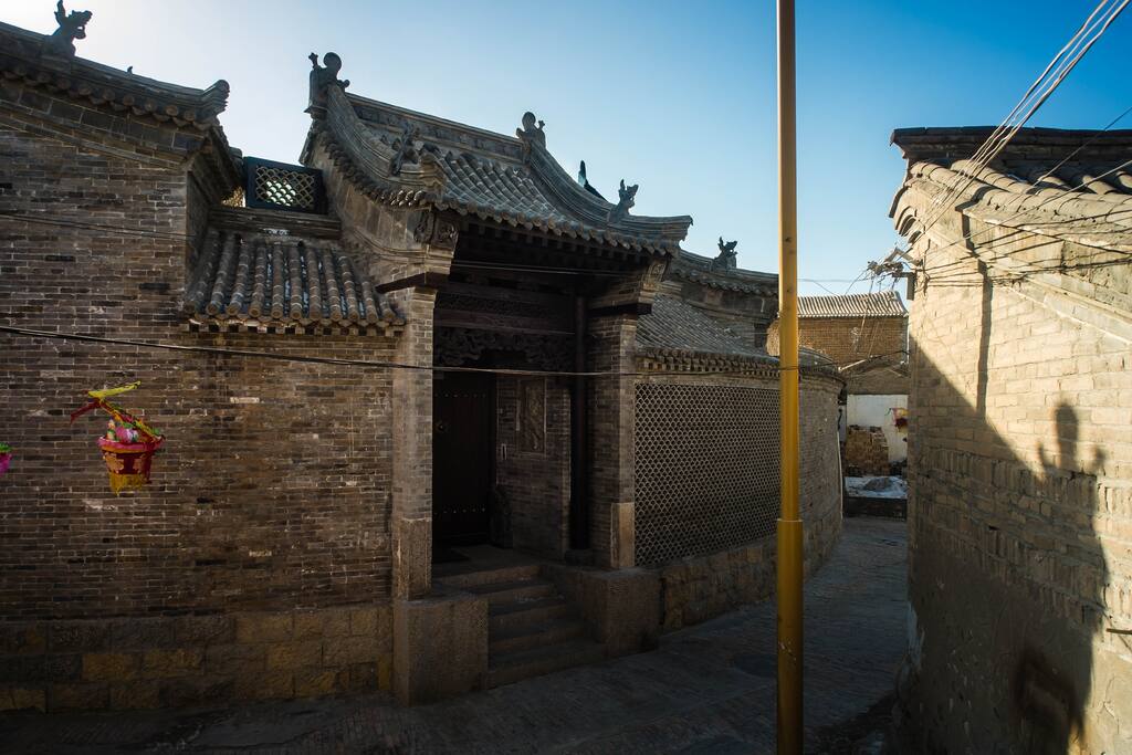 从古堡的另一个巷口,能看到不觉晓的门楼和瓦片墙。它位于古堡中心地带的一个安静转角,斜对面是婚俗博物馆,旁边还有其他住户。
The gate and tile wall. It is located in a quiet corner of the heart of the fort, across from the Museum of Marriage Custom, alongside other residents.
