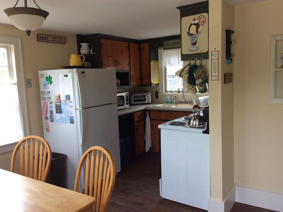 Eat in kitchen seats 6+ comfortably