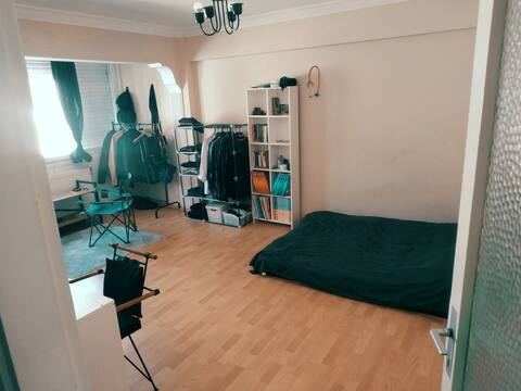 Cift kisilik yatakli genis ferah bir oda