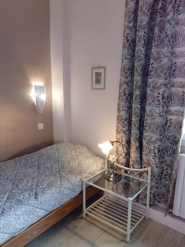 一楼卧室， 1个单人床