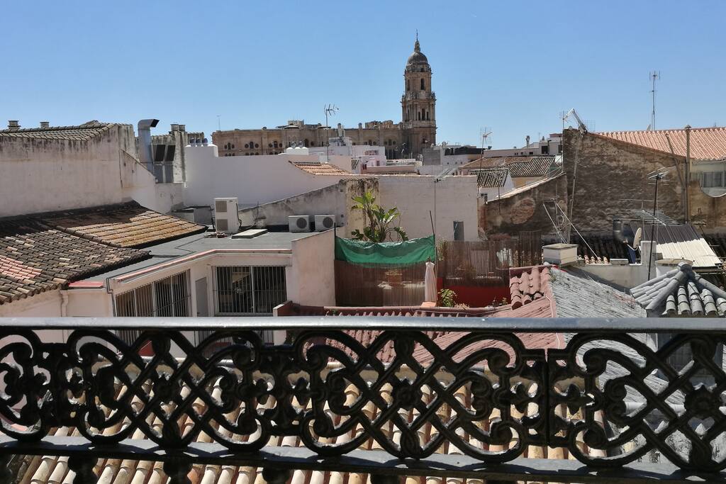 Impresionantes vistas de Málaga, de la Catedral, de Gibralfaro y de la Alcazaba desde el apartamento