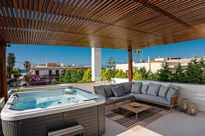 Amara ViIla I – 100m from beach, sauna & hot tub! gallery image 5