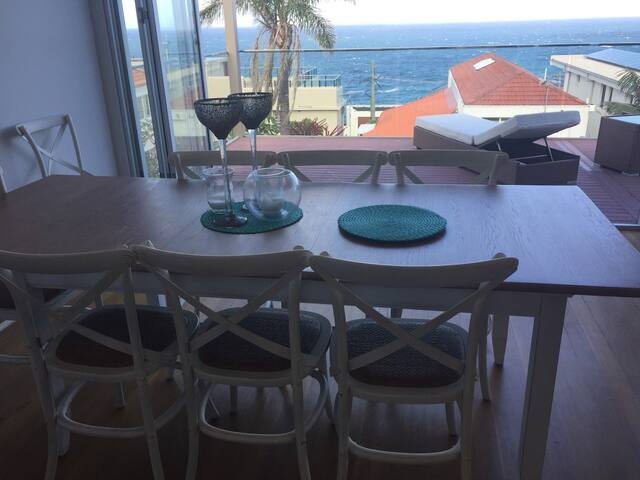 Stunning 4 Bedroom Home, Magnificent Water Views gallery image 3