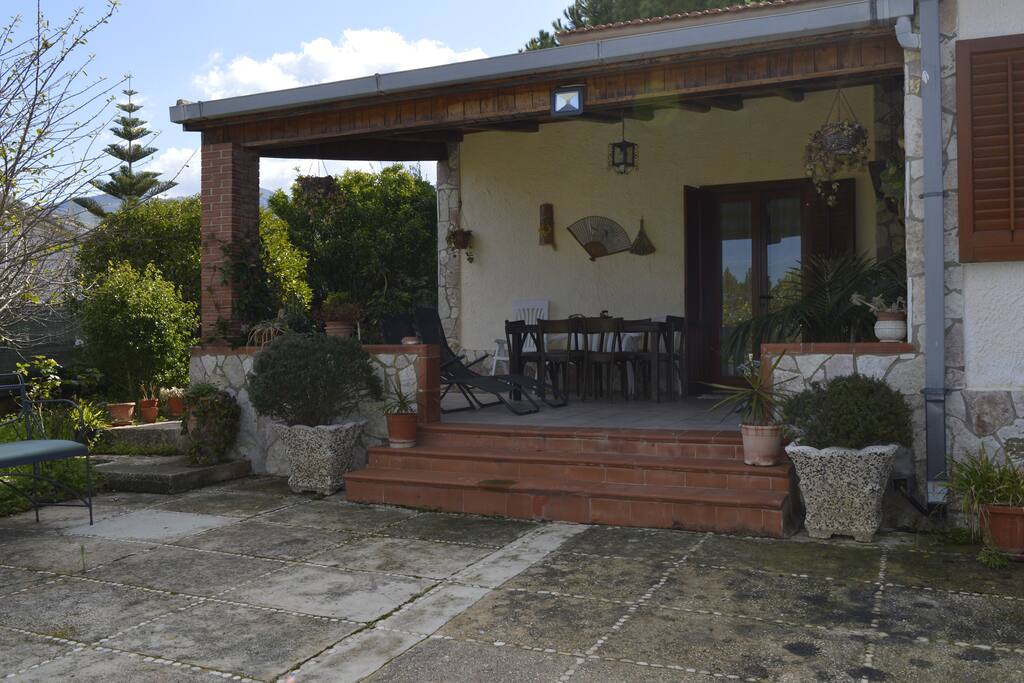 la veranda antistante la casa