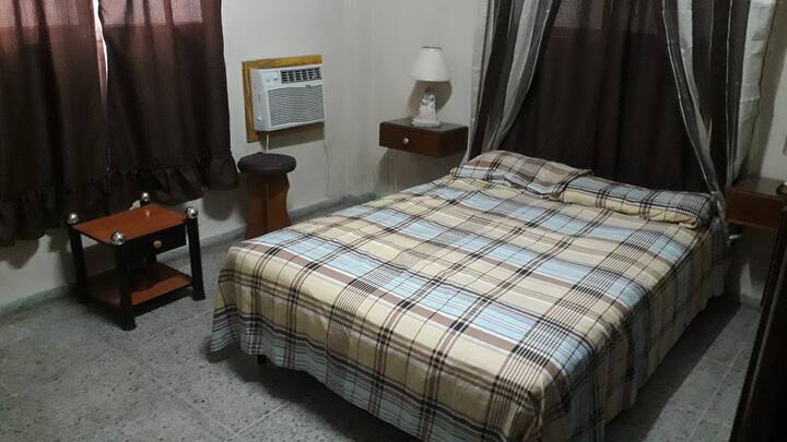 Chumba cha pili chenye A/C na bafu la kujitegemea