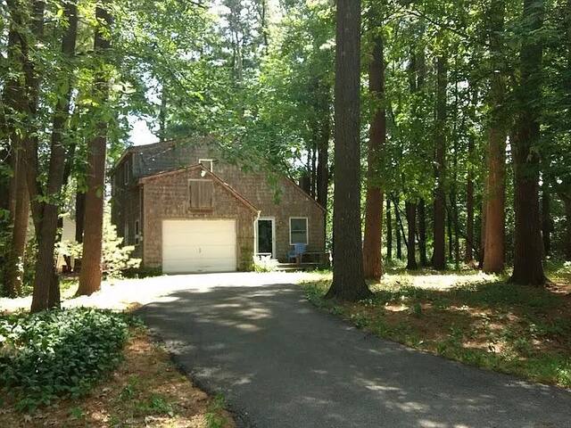 Cozy Copake Cottage in Lake Community by Skiing
