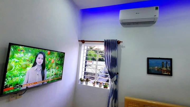 الغرفة ذات النافذة المجهزة بمكيف هواء وتلفزيون ذكي 40بوصة