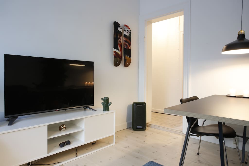 The livingroom from another angle. There is a TV with a Chromecast connected to it.