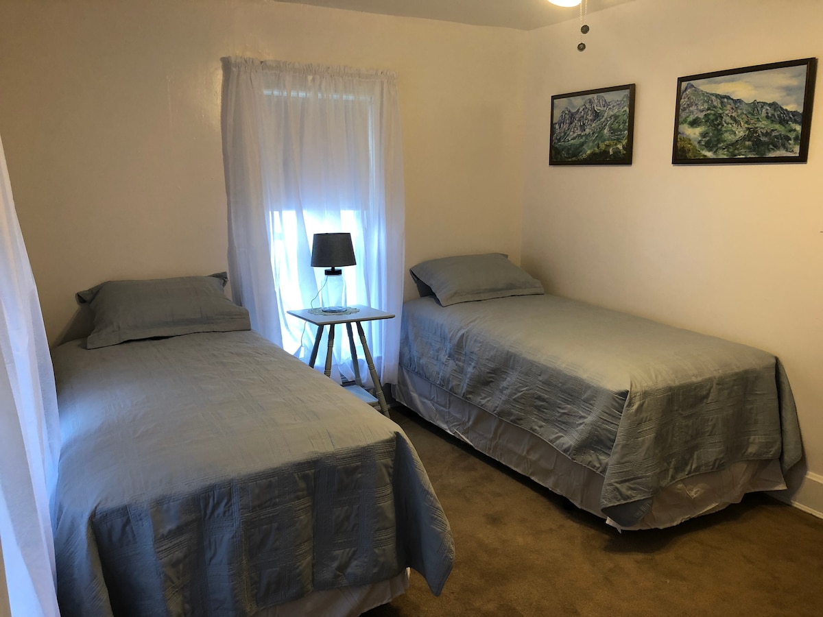 Spavaća soba s 2 kreveta za 1 osobu.