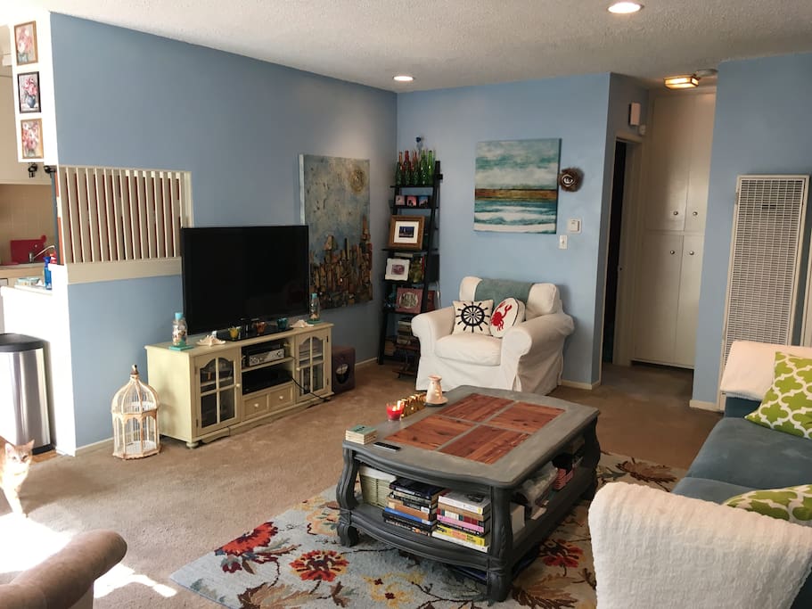 Living room/ doorways to kitchen and bedroom.
