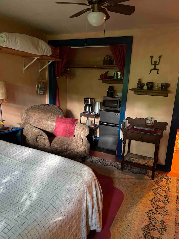 Გათვალისწინებულია მინი ფრეგი და საყინულე, მიკროტალღური ღუმელი, ყავის აპარატი და ცხელი წყალი. 