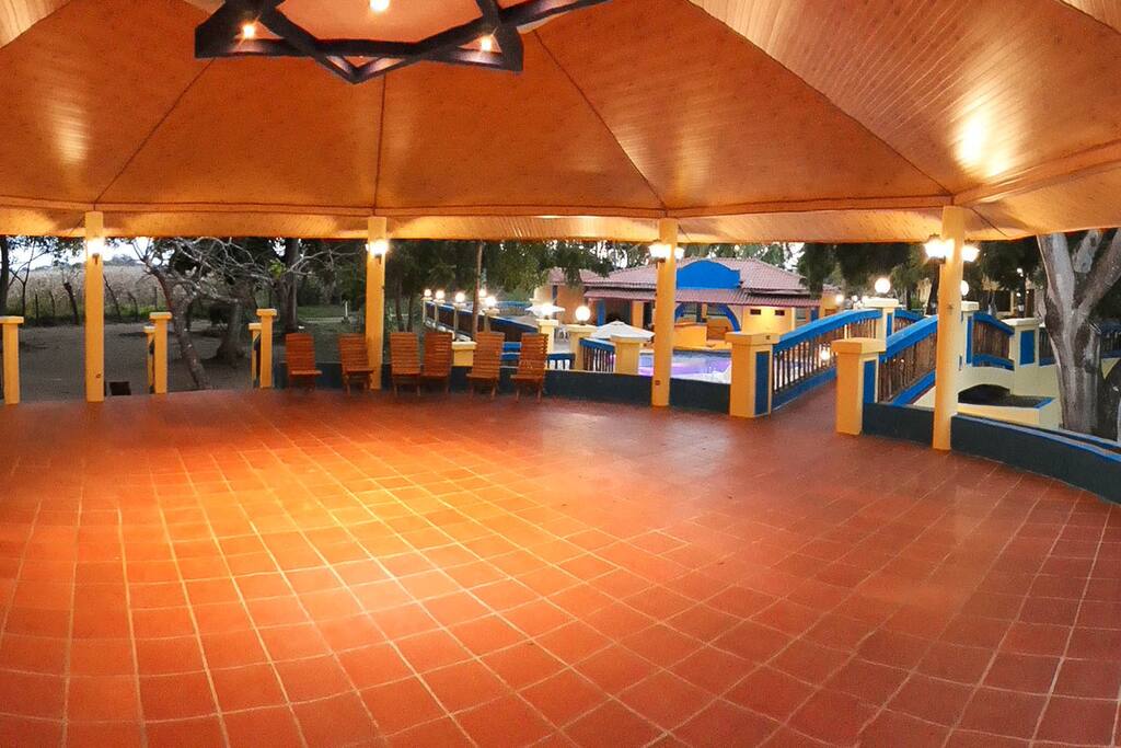 Podrás disfrutar de una magnifica vista al mar desde el gacebo, ideal para compartir en familia.
** You can enjoy a wonderful ocean view from the gazebo. Ideal for family sharing.