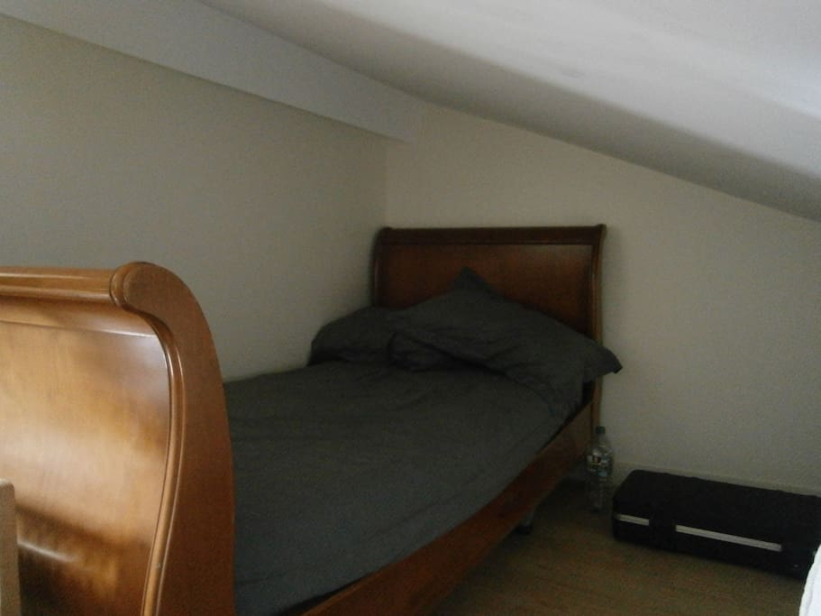 lit simple dans mezzanine