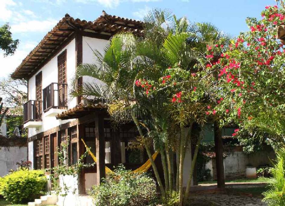 Visão geral da casa com sacadas dos quartos.