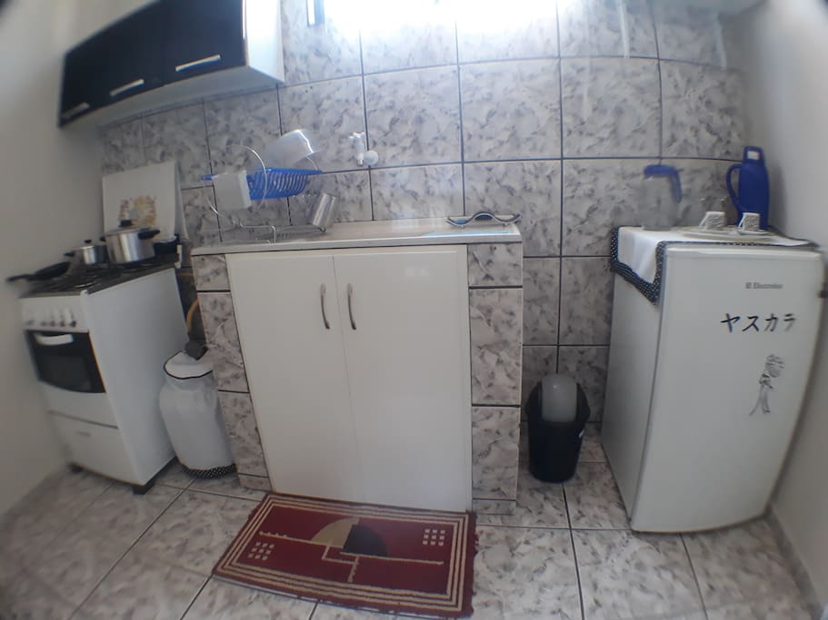 Cozinha dispõe de louças para quem deseja fazer suas próprias refeições
