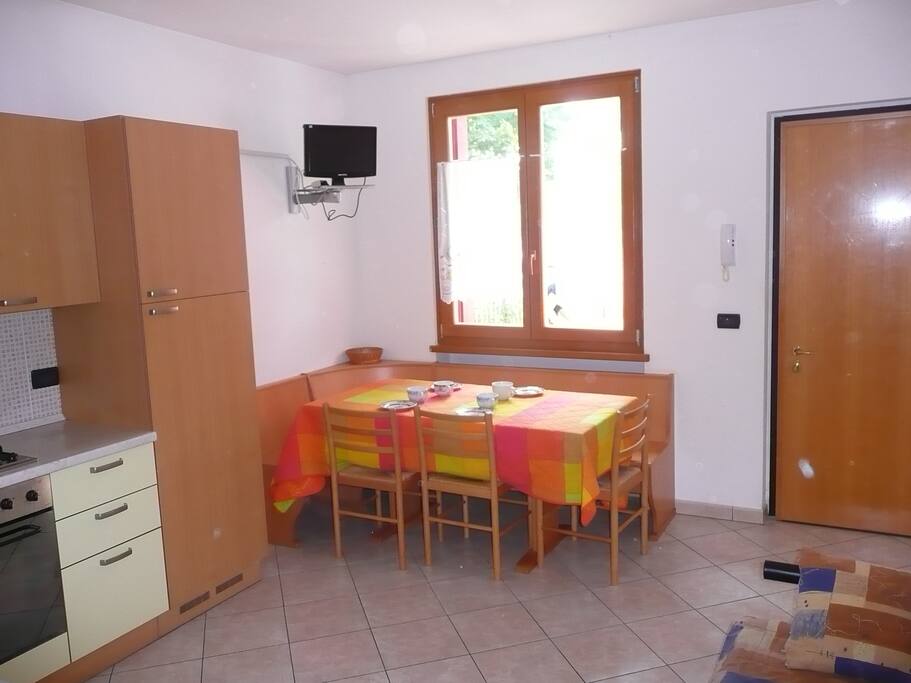 soggiorno-cucina con divano letto
