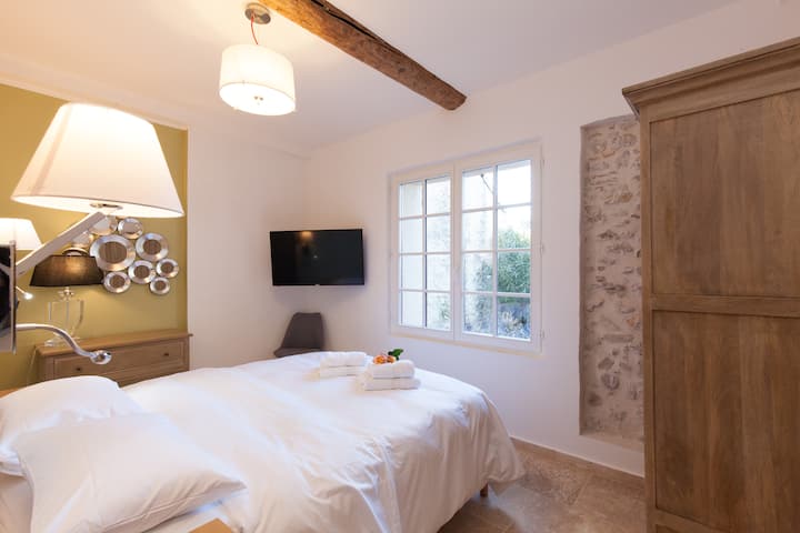 ~ חדר השינה הראשי 3 עם מיטת קווין סייז באיכות של תווית שחורה - Maison Baieta (אנטיב, הריביירה הצרפתית) ~ ABSOLUTY ANTIBES