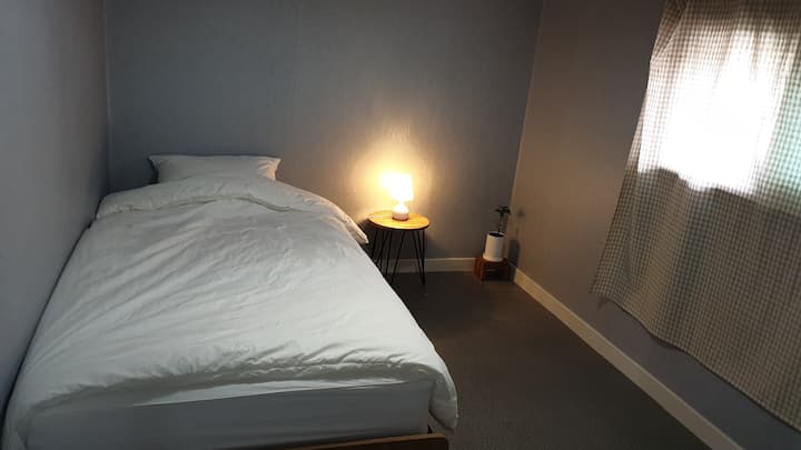 Je to útulná a útulná izba so samostatnou posteľou. Je to druhá spálňa.

