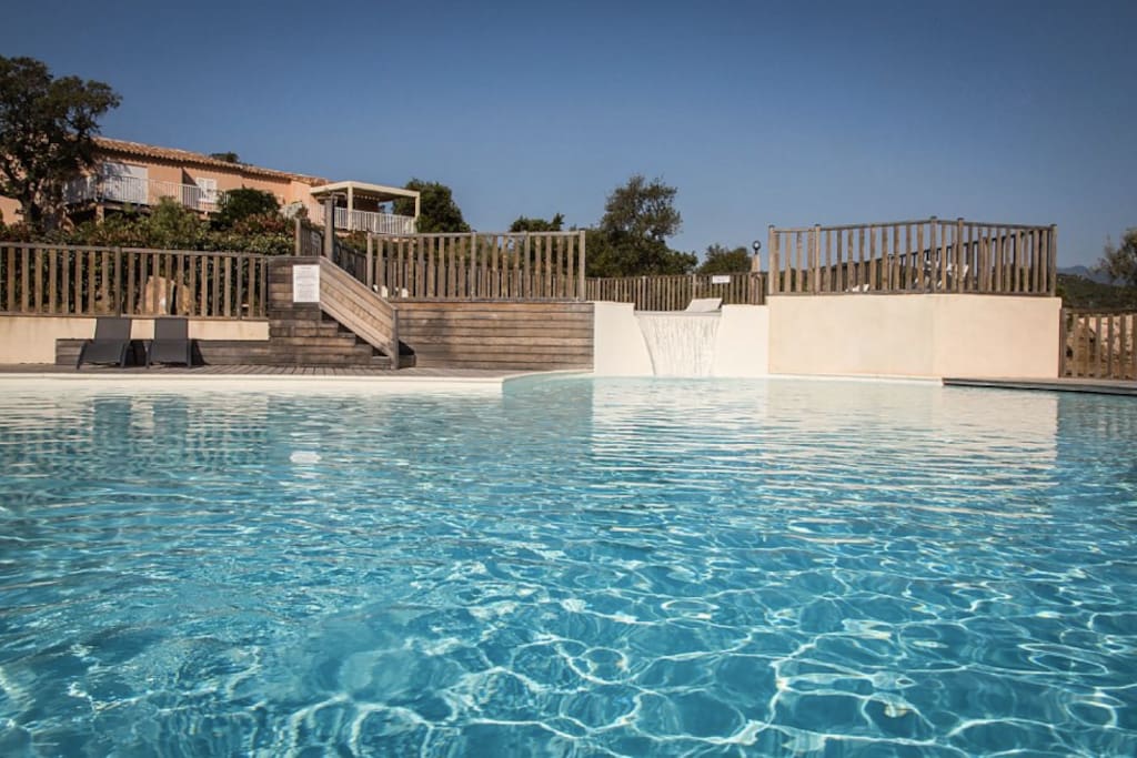 La piscine chauffée par panneaux solaires