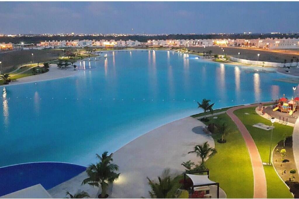 Laguna en el atardecer