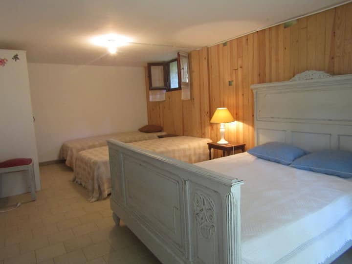 غرفة النوم أدناه