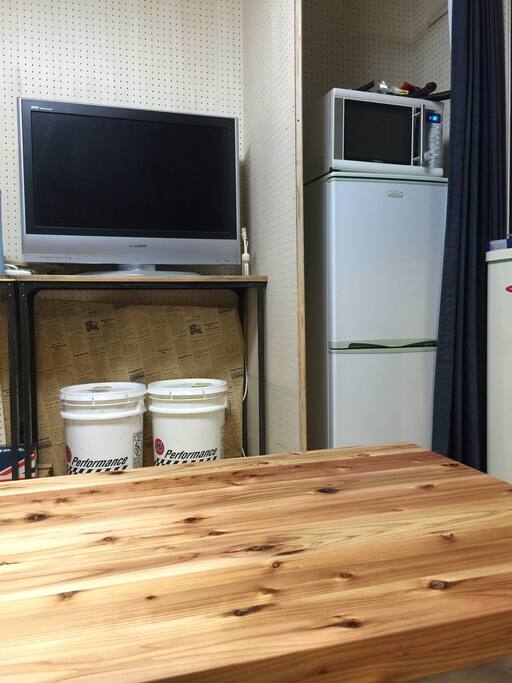 Large TV, refrigerator, range.