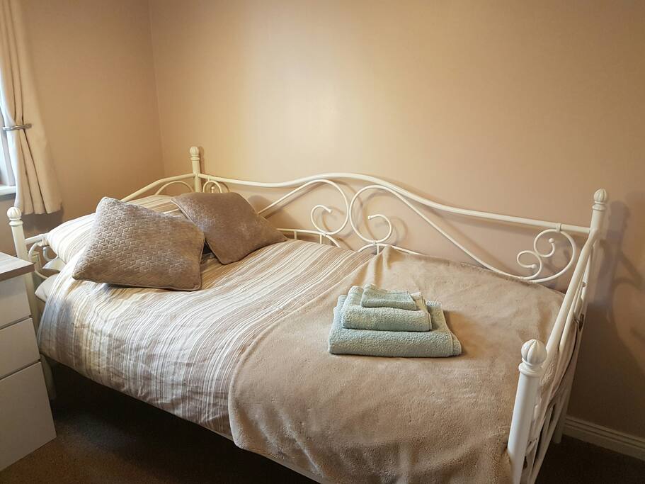 Large single bedroom with desk space