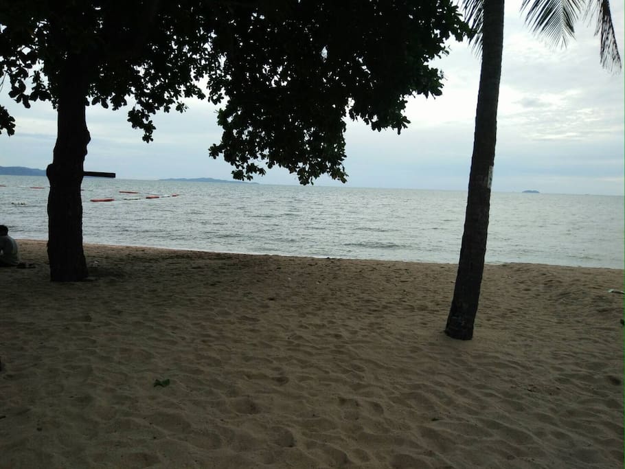 Steps away from Jomtien beach