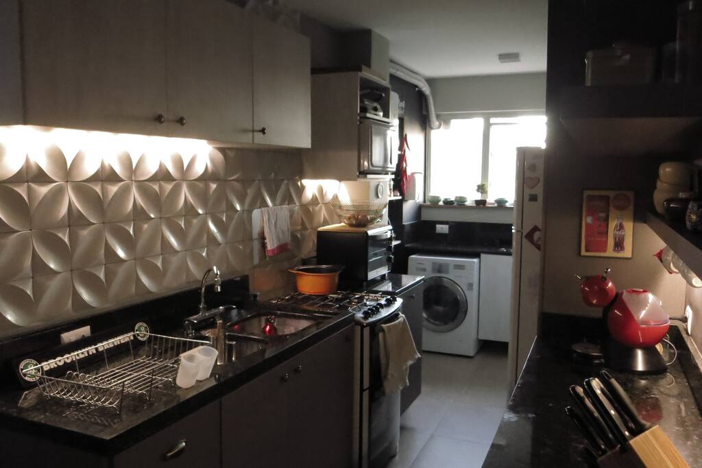 Fully equipped kitchen (oven, fridge, microwave, coffee machine, blender, etc)