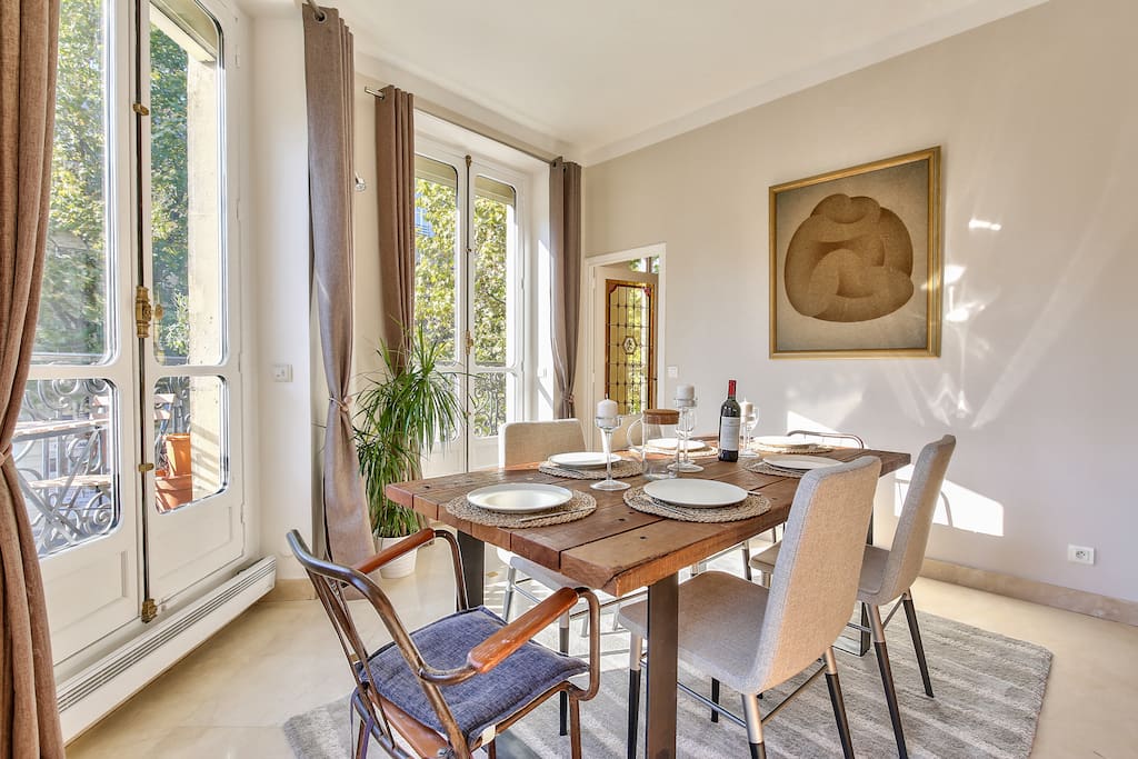 The dining table for 8 people , is very Sunny