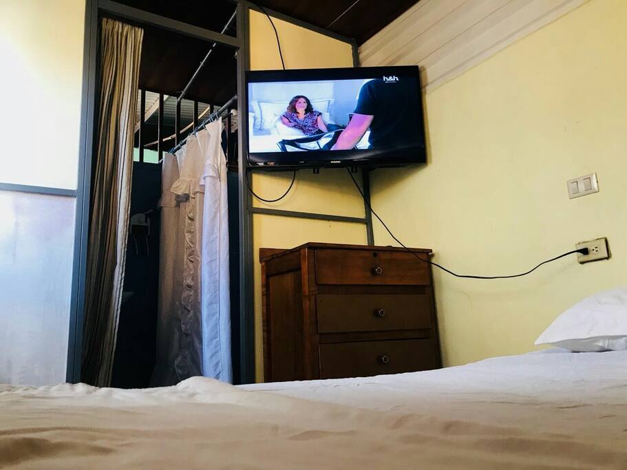Vista desde la Cama el Tv de 42 pulgadas y entrada al Baño