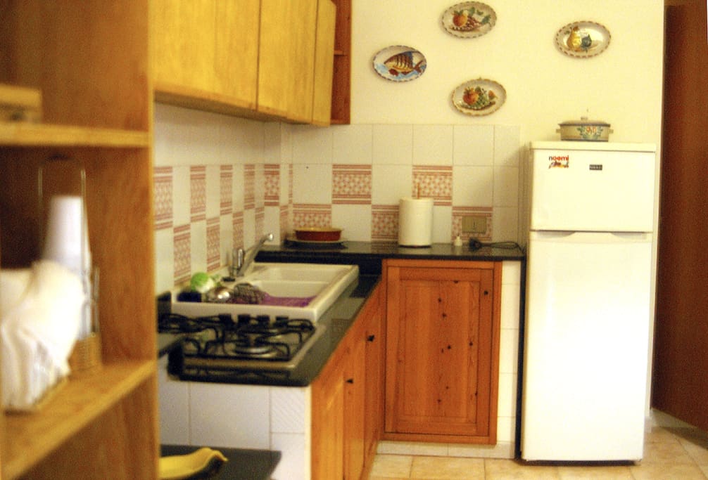 cucina attrezzata di tutte le comodità di una cucina di casa