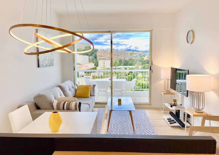 Modern sea view apartment and secure parking