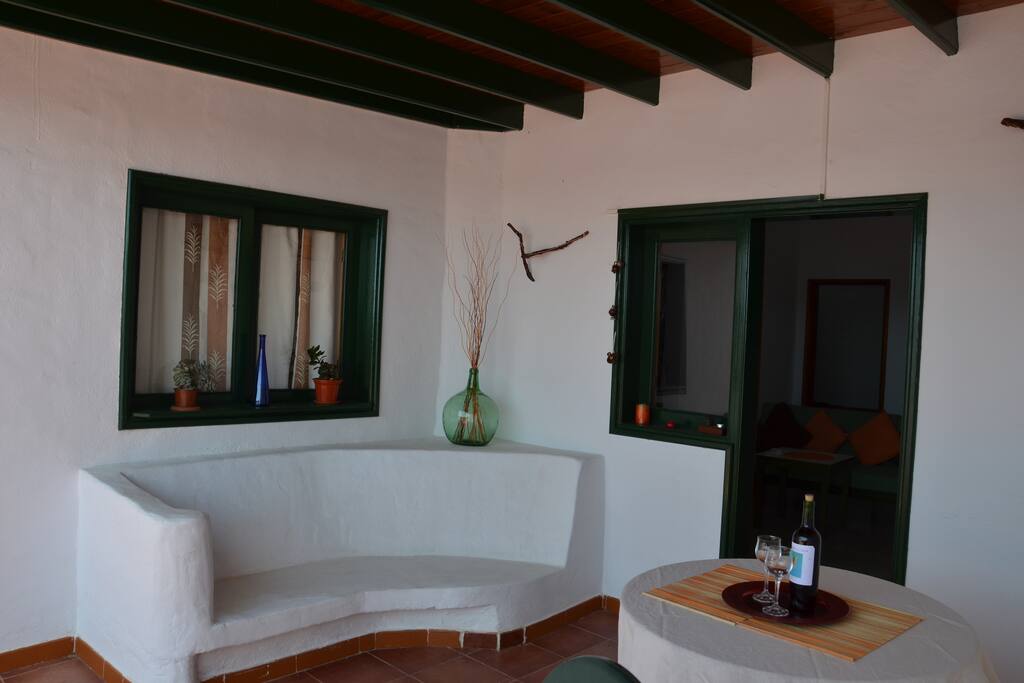 Terraza y entrada