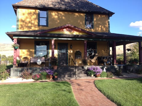 Fabulous Farmhouse-LARGE HOUSE-perfect for groups!