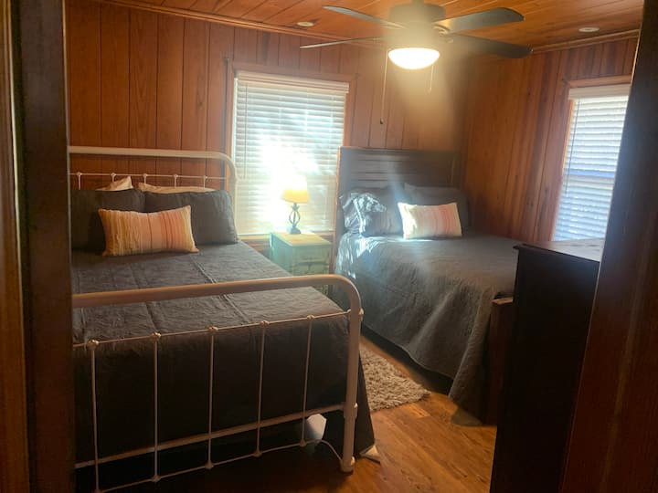 Dormitorio con dos camas de tamaño completo. 