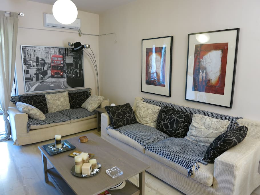 Sofas.
Καναπέδες.
