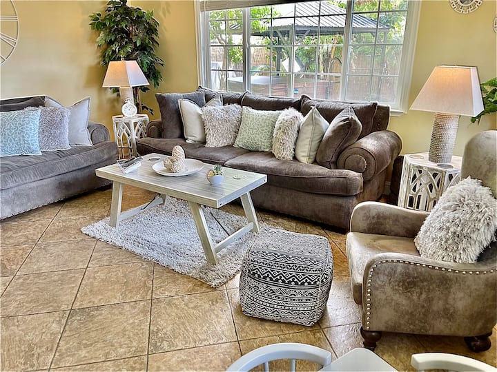 Inviting 3bd/2ba Clovis Home W/pool, Jacuzzi,gym. - Fresno, CA
