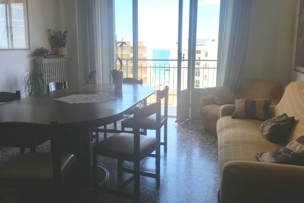Soggiorno vista mare fino ad Ancona, luminoso e arieggiato, con grande porta-finestra che dà sul balcone.
