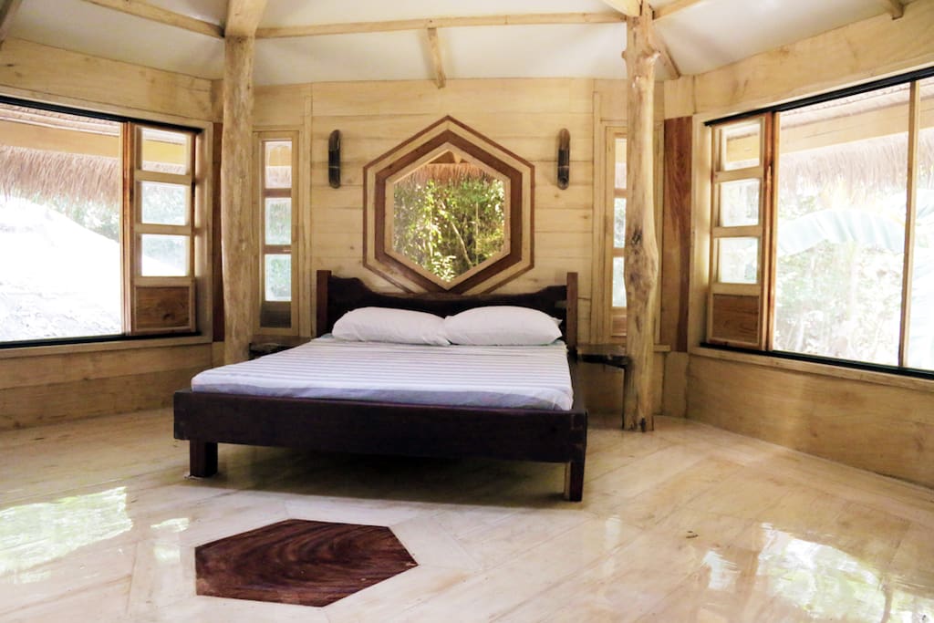 Queen bed (upstairs)