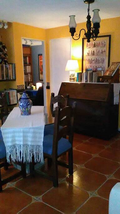 Deparamento de adulto soltero, áreas comunes compartidas. El estudio es la habitación disponible.