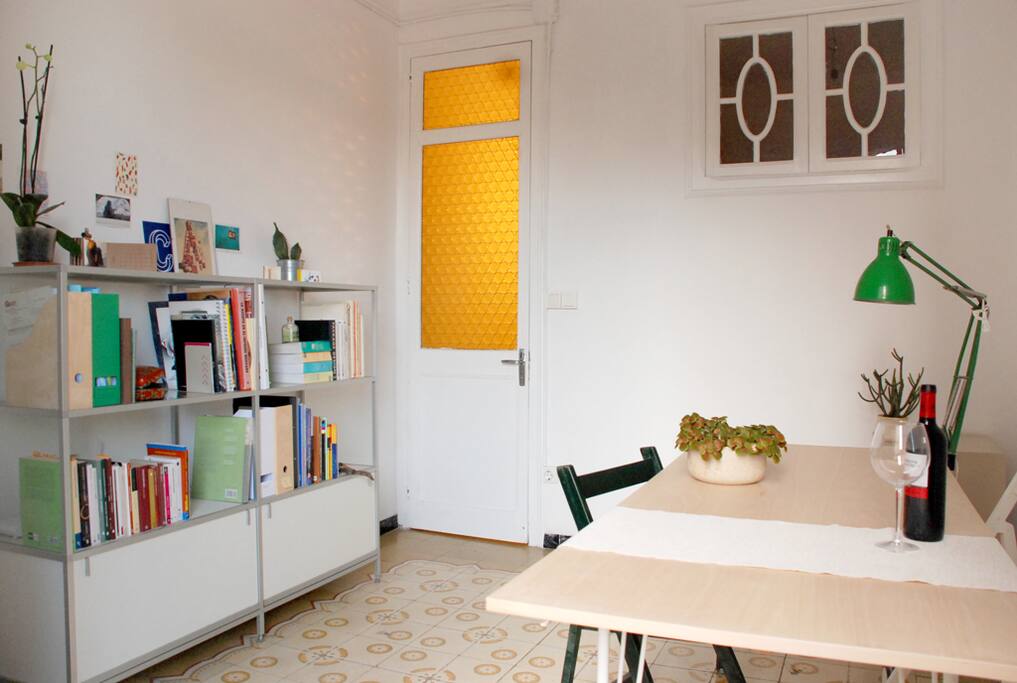 Private living/dinning room with balcony