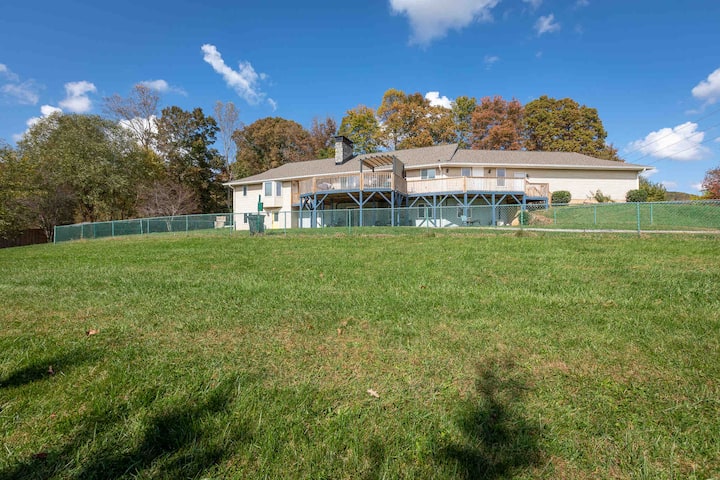 Water, Electric, Wifi, Pets Sleeps 11. Near Aville - Asheville, NC
