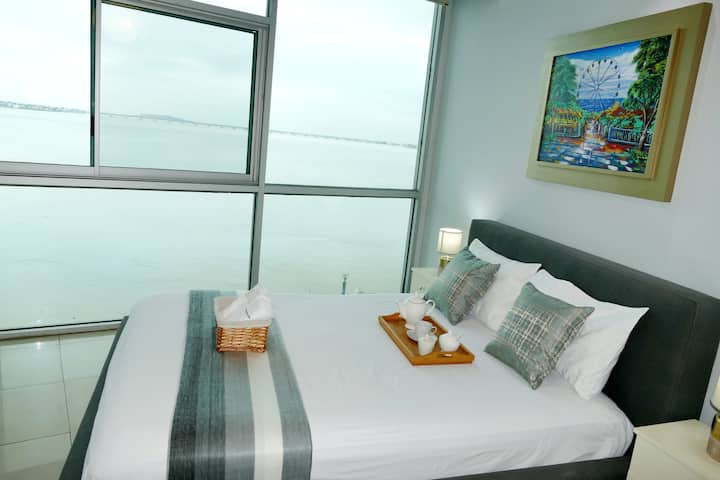 דירת יוקרה יפה עם נוף פנורמי לנהר בחדר מסטר. סוג הבניין Resort Riverfront II. פוארטו סנטה אנה, מגזר התיירות הטוב ביותר בגואיאקיל.